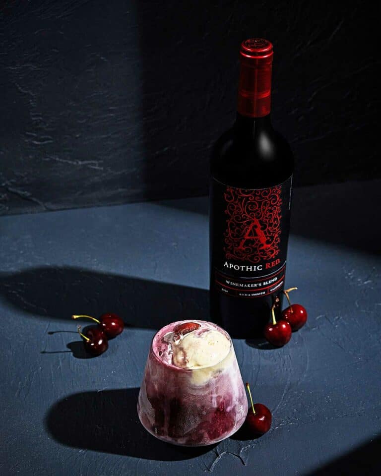Boisson apothic red float avec cerises et bouteille d'apothic red.